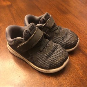 Size u toddler boy’s Nike shoes